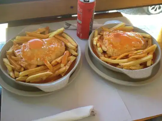 Francesinha com ovo e batatas fritas