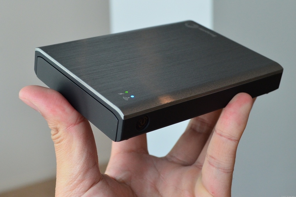 Handheld portable hard disk, that includes a Wi-Fi hotspot